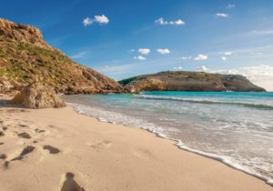 Areia branca e águas transparentes na Spiaggia dei conigli, uma das melhores praias na Itália