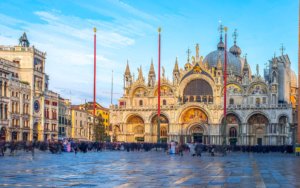 Basílica de San Marco sob luz dourada e com pessoas na frente, em Veneza