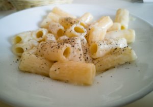 Zoom em um penne cacio e pepe, comida típica de roma, na Itália