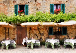 Mesas extrenas em um pitoresco restaurante típico italiano