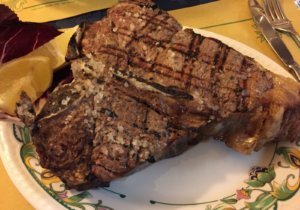 Grande bistecca fiorentina assada, em prato