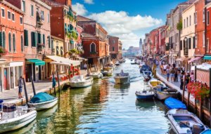 Vista da ilha de Murano, perto de veneza, com casas e barcos no canal