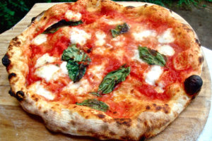 Pizza margherita, uma das comidas típicas italianas mais famosas, feita com queijo, tomate e manjericão