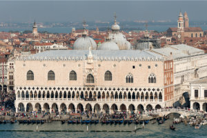 Vista panorâmica do Palazzo Ducale em Veneza, com outros prédios ao fundo e canal na frente