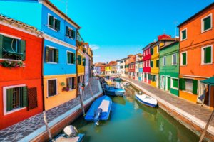 Casas coloridas e canal em Burano, ilha perto de Veneza