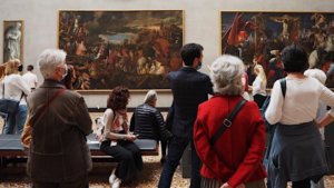 Pessoas observando quadros na galleria dell'accademia, em Veneza