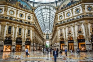 Teto em vidro e lojas da Galleria Vittorio Emanuelle, um dos lugares ligados à moda em Milão, na Itália