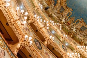 Luzes e detalhes em dourado e afrescos no teatro la Fenice, uma das coisas para quem busca o que fazer em Veneza em 3 dias