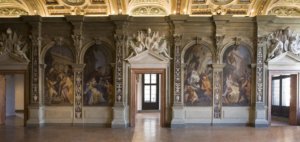 Parede com afrescos e detalhes no interior da Fondazione Prada, em Veneza