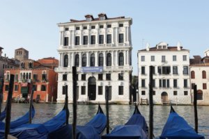 Gôndolas, canal e fachada do palazzo da Fondazione Prada em Veneza