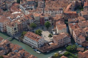 Vista aérea do ghetto judeu em Veneza, com casas, praça central e canais