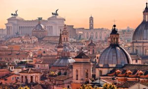 Vista panorâmica do skyline de Roma, na Itália, ao pôr do Sol