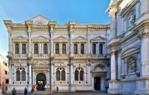 Fachada da Scuola Grande di San Rocco, em Veneza