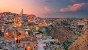 Matera, na Basilicada, uma das cidades italianas incríveis, vista ao pôr do sol