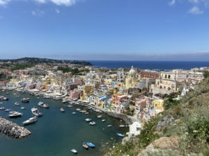 Procida, na Campania, Itália, vista de cima, com casas coloridas e mar que fazem dela uma das cidades italianas mais lindas