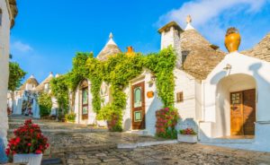 Os tradicionais trulli em Alberobello, puglia, Itália