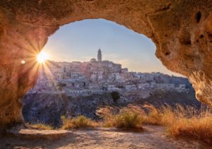 Matera, na Itália, vista a partir de uma das cavernas da região, ao pôr do sol