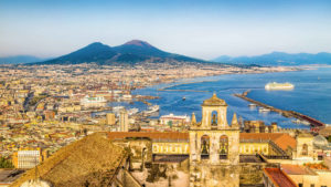 Napoles, na itália, vista de cima, com Vesuvio ao fundo