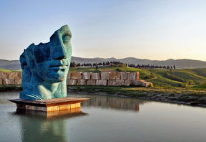 Escultura, lago e paisagem no teatro del Silenzio em Lajatico, onde acontece o show de Andrea Bocelli na Toscana