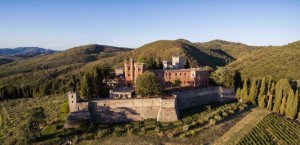 Vista panorâmica do castello di Brolio, uma das vinícolas na Toscana mais interessantes, com vinhedos, castelo e jardins