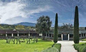 Fachada da Ornellaia, uma das vinícolas na Toscana mais interessantes