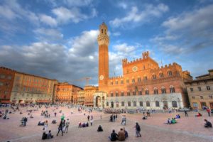 Piazza del Campo, in Siena, one of the cities you shoul visit on a tuscany travel itinerary
