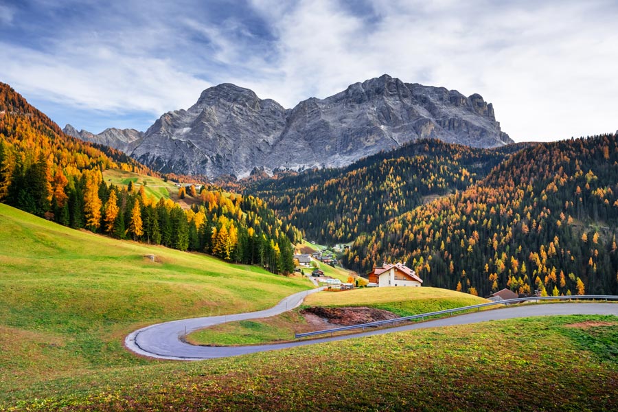 Estrada sinuosa nos Alpes Dolomitas de outono