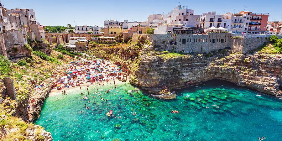 Praia em Polignano a Mare, Puglia - Itália